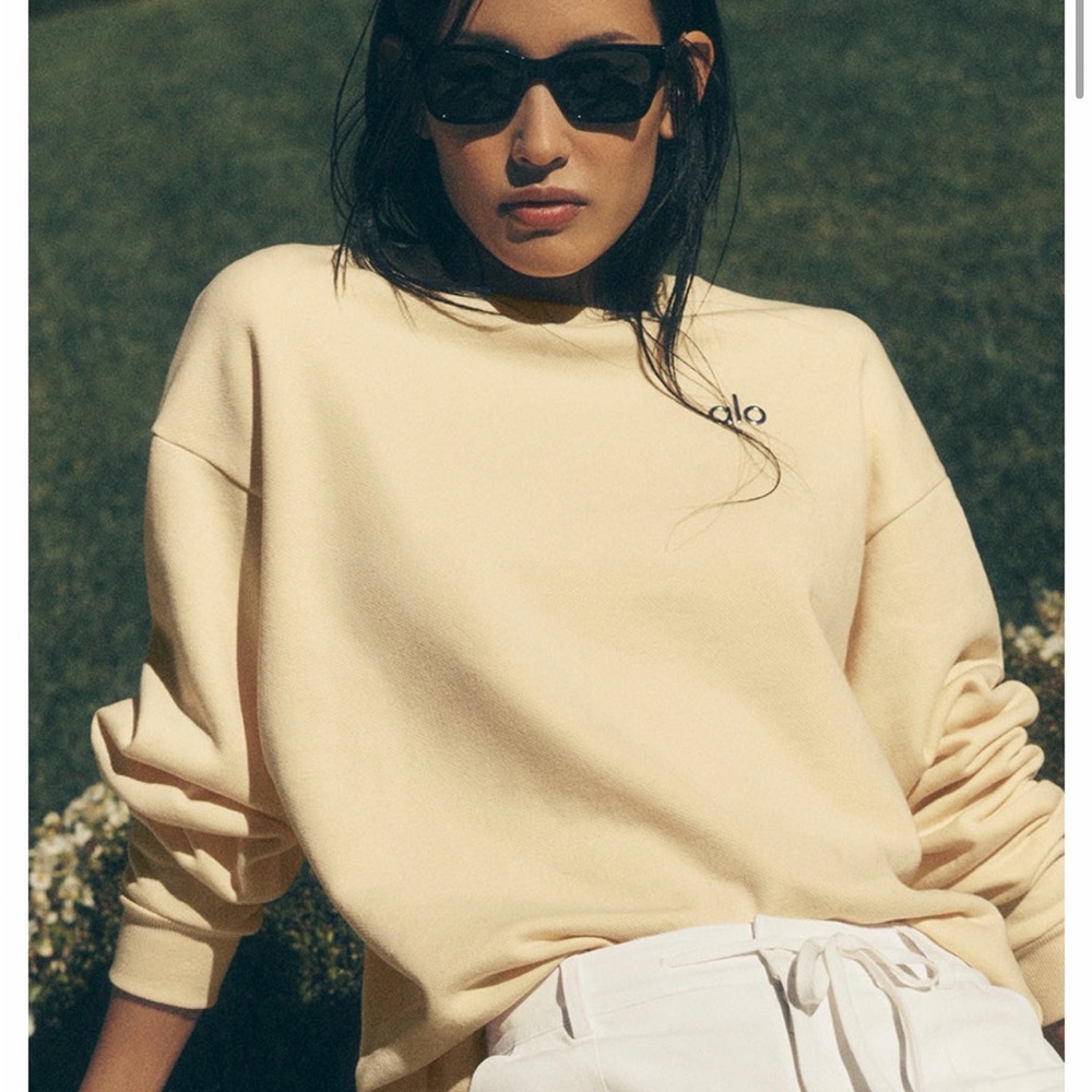 ALO Yoga Accolade Crew Neck Pullover -
Candlelight Yellow - Picture 3 of 5